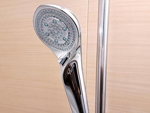 a close up of a shower head on a door at ゲストハウス高円寺純情ホテル -Guest House Koenji Junjo Hotel- in Tokyo