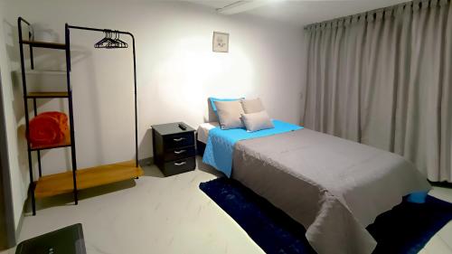 a bedroom with a bed and a mirror in it at Turismo y Comercio a 5min I Ubicación estratégica in Manizales