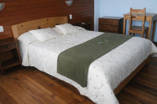 Llit o llits en una habitació de Hostal Arias
