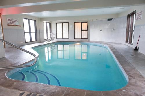 - une grande piscine dans un bâtiment dans l'établissement Radium Park Lodge, à Radium Hot Springs