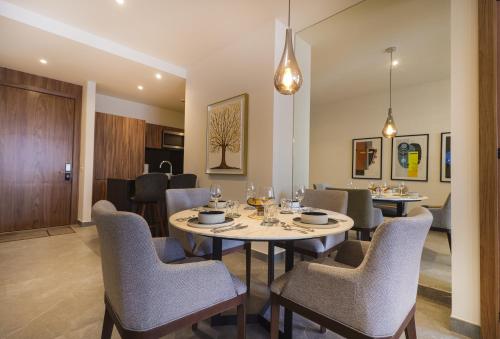 a dining room with a table and chairs at Luxury Apartment on Reforma in Mexico City