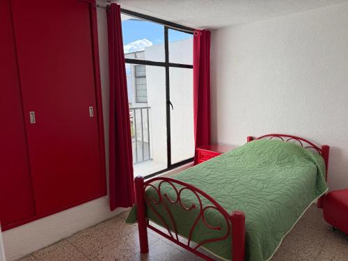 a bedroom with a bed and a large window at Casa amplia, cómoda y céntrica in Apizaco