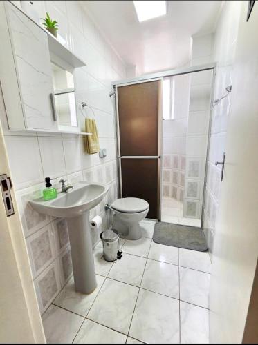a bathroom with a toilet and a sink and a shower at Apto Completo Ar e Wi-Fi Parque Itaimbe in Santa Maria