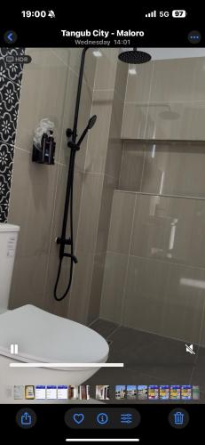 eine Dusche in einem Badezimmer mit Dusche in der Unterkunft JB Inn in Migcanauay
