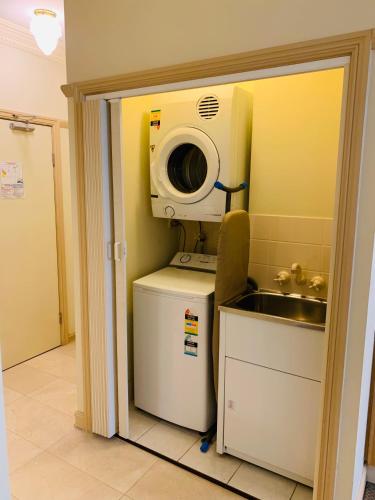 Kuchyň nebo kuchyňský kout v ubytování Royal Albert Hotel