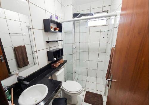 a small bathroom with a toilet and a sink at Apt Graphos Turu - 2 Ar, piscina, completo in São Luís
