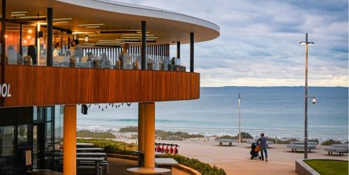 パースにあるBeach House Perthの海の見えるレストランのある建物