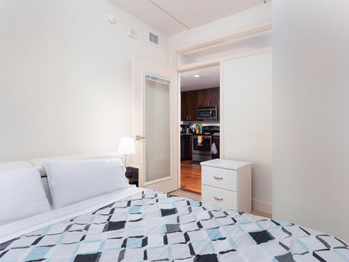 Кровать или кровати в номере Fantastic Philly Fully Furnished Apartments