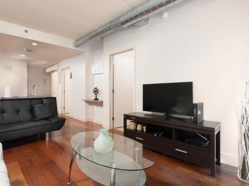 Телевизор и/или развлекательный центр в Fantastic Philly Fully Furnished Apartments