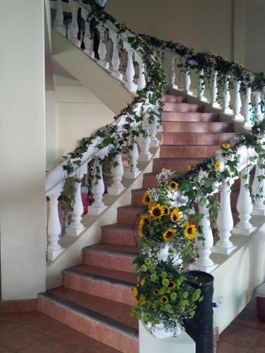a stairway with a bunch of flowers on it at Hotel Delfin Playa Bejuco in Esterillos Este