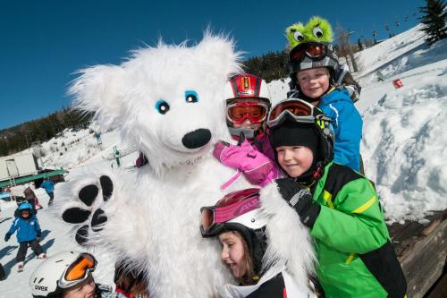 a group of children standing next to a stuffed polar bear at FEWO Wonta am Ossiachersee in Sattendorf
