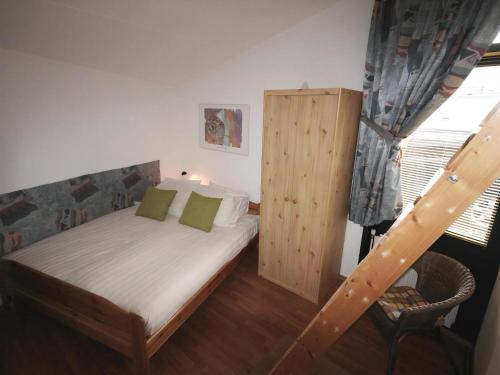a small bedroom with a bed and a ladder at Aquaronde 119 in Lemmer