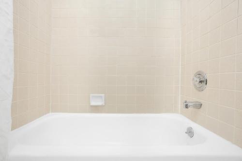 Bilik mandi di Super 8 by Wyndham St. George UT
