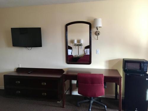 TV a/nebo společenská místnost v ubytování Regal Inn Las Vegas New Mexico