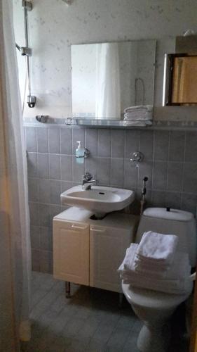 a bathroom with a toilet and a sink at Kirkkokadun Amanda ja Olga in Uusikaupunki