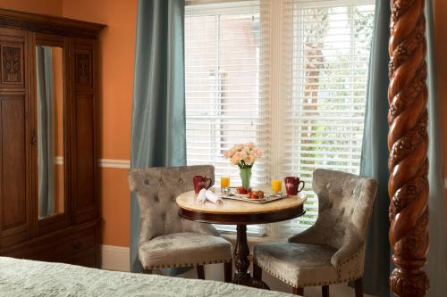 Un comedor con una mesa y dos sillas. en Bayfront Marin House, en St. Augustine