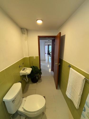 a bathroom with a toilet and a sink at departamento Terraza Amecameca II in Amecameca de Juárez