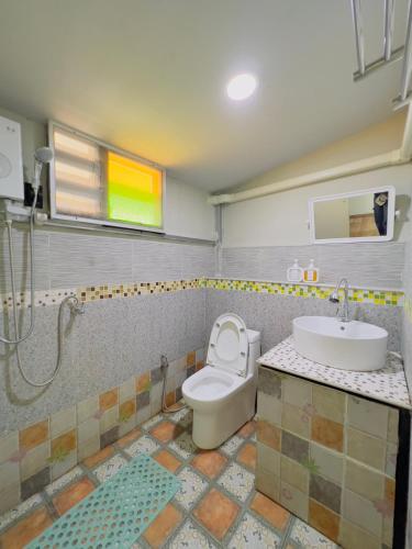 a bathroom with a toilet and a sink at Thung Setthi Homestay&Cafe4 in Chiang Dao