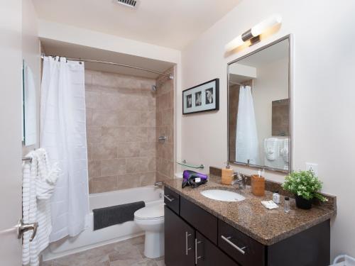 Ванная комната в Fantastic Philly Fully Furnished Apartments