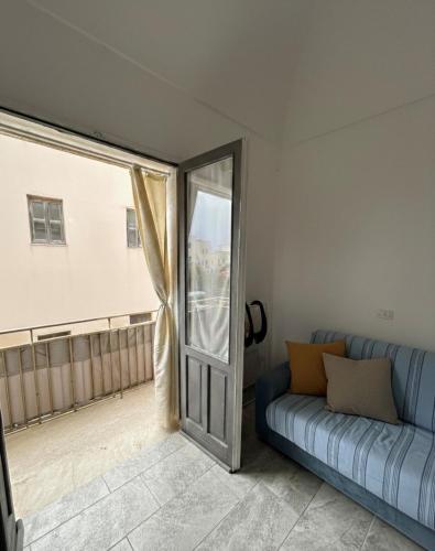 a living room with a couch and a window at Appartamento LiboMarì in Favignana