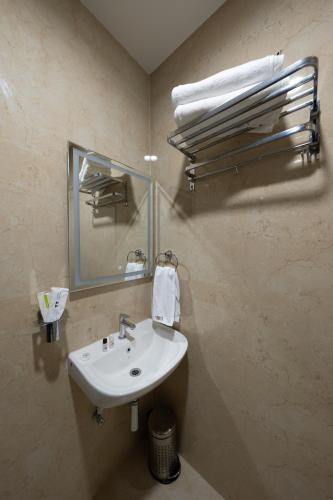 a bathroom with a sink and a mirror at Le Sea Sun in Pūrnānkuppam