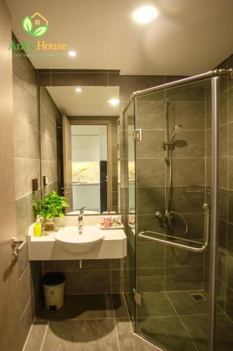 a bathroom with a sink and a shower at AnVy house Skyforest 2 Ecopark in Xuân Quan