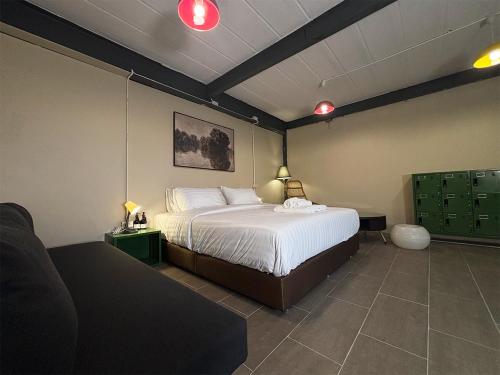 เตียงในห้องที่ Juniper Resort Ayutthaya