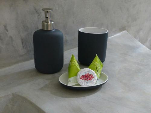 a plate with a cake and a bottle on a table at Villa Vertigo in Río San Juan