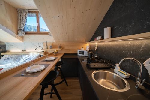a small kitchen with a sink and a counter at Appartamenti Casa Sabry in San Niccolò Comèlico