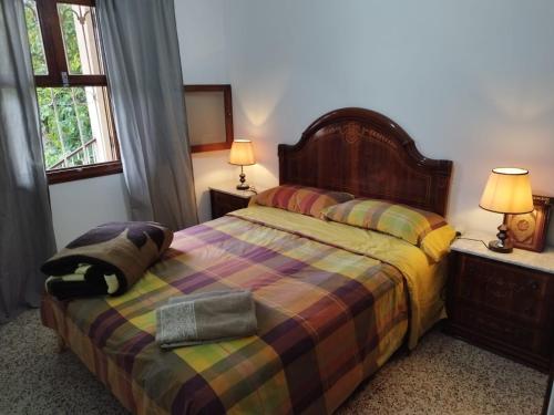 a bedroom with a bed and two lamps and a window at Casa Mima in Tétouan