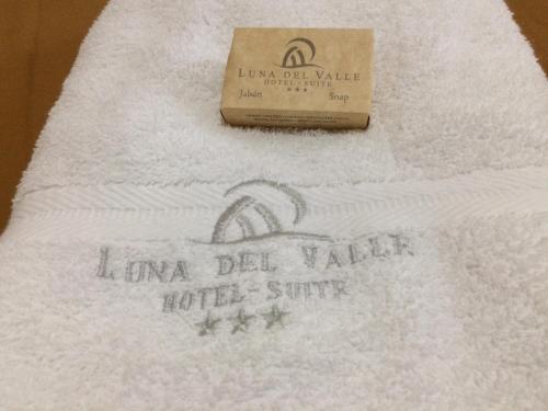 un jabón encima de una toalla blanca en Hotel Suite Luna del Valle, en Jaén