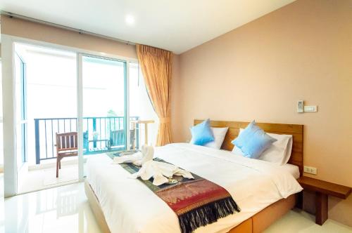 1 dormitorio con cama grande y ventana grande en G Residence, en Pattaya South