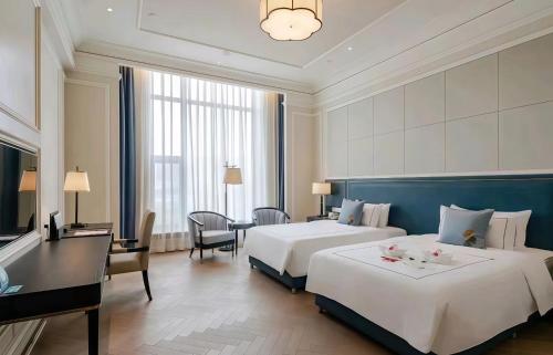 a hotel room with two beds and a television at 四川成都金牛宾馆 Sichuan State Guest Hotel in Chengdu
