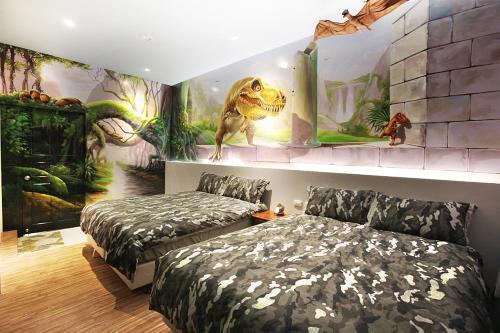 1 dormitorio con 2 camas y un mural de dinosaurios en 3D Sunflower Embossed B&B, en Hualien City