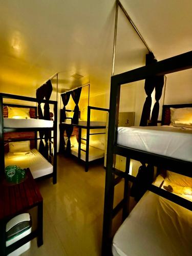 ein Zimmer mit mehreren Etagenbetten in einem Schlafsaal in der Unterkunft Bakawan Hostel in Coron