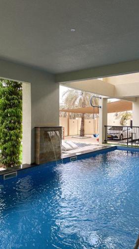 a large blue swimming pool in a house at Istrahtmas1 in Barka