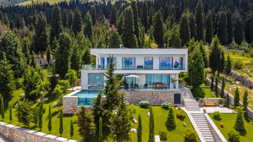 Horizon Villa Luxurious Lakefront Retreat by PikHost