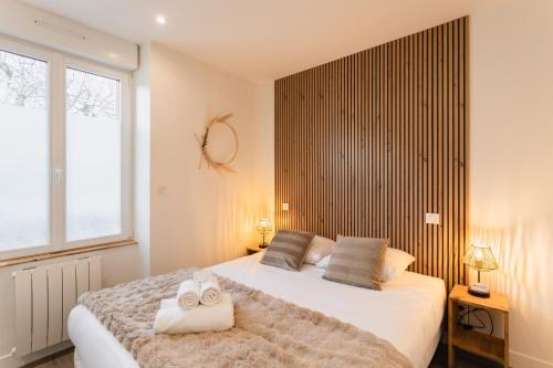 une chambre avec un grand lit et deux serviettes dans l'établissement Le Soleya, à Dinard