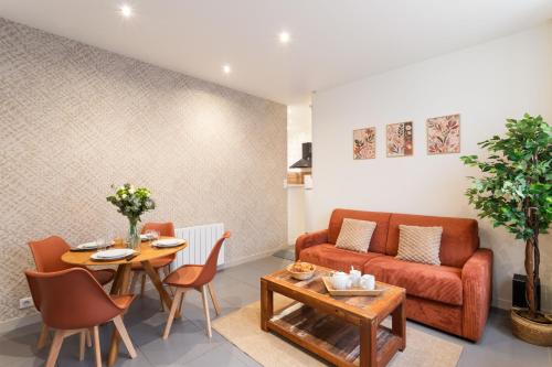un salon avec un canapé et une table dans l'établissement Le Soleya, à Dinard