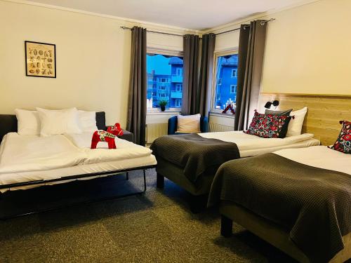 a hotel room with two beds and a window at Fridhemsgatan City Stay in Mora