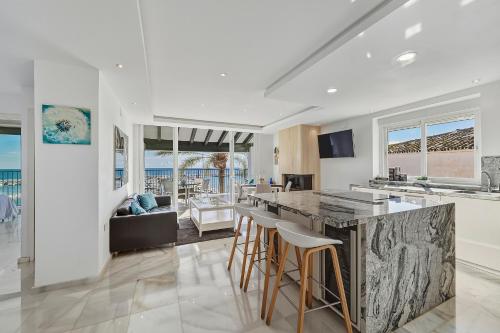 Front Line Penthouse Puerto Banus With Sea Views