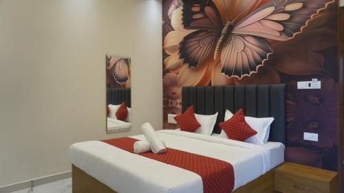 una camera da letto con un letto con un murale di fiori sulla parete di Hanee Comforts a Chikmagalūr