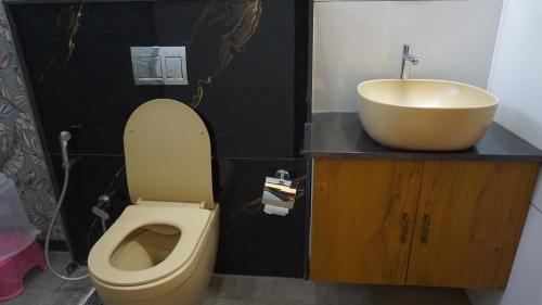un bagno con WC e lavandino di Hanee Comforts a Chikmagalūr