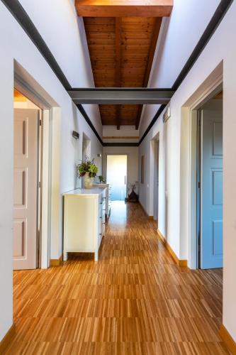 an empty hallway with wood floors and a ceiling at Alloggi agrituristici Paraschos in San Floriano del Cóllio