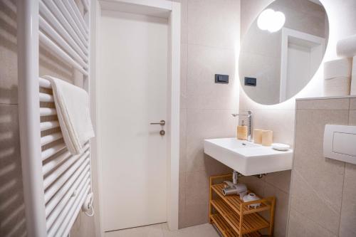 Vis-à-Vis 2BR APT with Balcony by Irundo