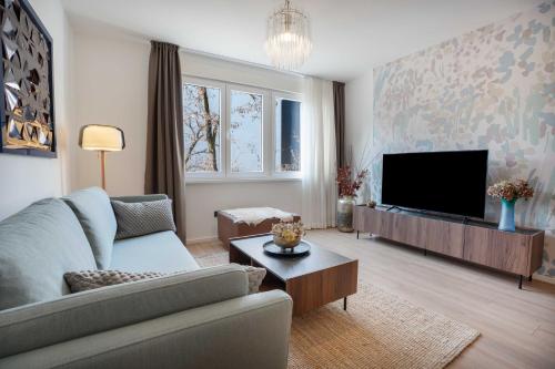 Vis-à-Vis 2BR APT with Balcony by Irundo