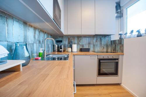 Vis-à-Vis 2BR APT with Balcony by Irundo