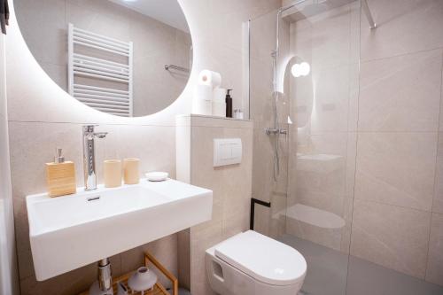 Vis-à-Vis 2BR APT with Balcony by Irundo