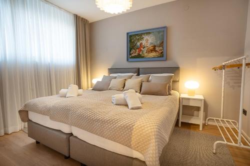 Vis-à-Vis 2BR APT with Balcony by Irundo