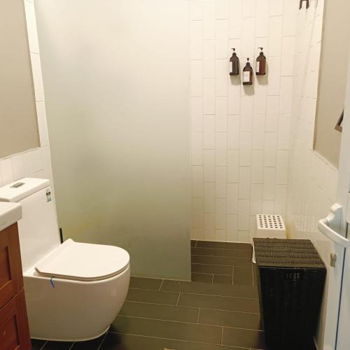 un bagno con WC e doccia di Gulfa 9 a Sinādil